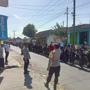 Sinergi TNI-Polri dan BKD Amankan Gerak Jalan HUT RI ke-80 di Desa Jelantik ‎