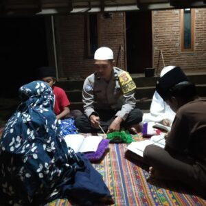 Bhabinkamtibmas Desa Teduh Polsek Prabarda Bimbing Anak-Anak Mengaji, Wujudkan Kepedulian.