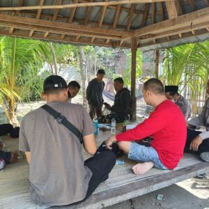 Bhabinkamtibmas Selong Belanak Aktif Gelar Patroli Dialogis, Ajak Masyarakat Jaga Kamtibmas.