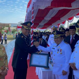 HUT ke-80 RI: Kapolres Lombok Utara Terima Penghargaan Inovasi Gowes Kamtibmas, Ketua Bhayangkari Diganjar Sebagai Penggerak Literasi