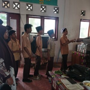 Polsek Praya Tengah Pastikan Kelancaran Distribusi Makanan Bergizi di Sekolah Desa Jurang Jaler