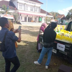 Bulog Gelar Gerakan Pangan Murah di Sekotong, Harga Beras Turun Signifikan