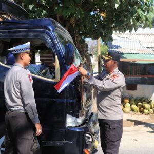 Polres Sumbawa Barat Bagikan Bendera Merah Putih, Perkuat Semangat Nasionalisme di tengah Masyarakat.