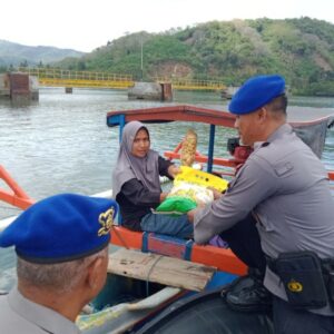 Polres Lombok Barat Gelar Gerakan Pangan Murah di Lembar, Beras Bulog Diserbu Warga