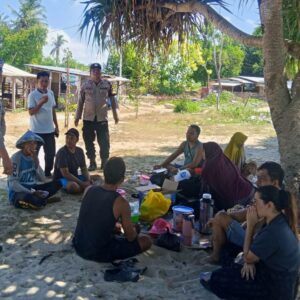 Patroli Polsek Sekotong Jaga Keamanan Pantai Elak-Elak Menjelang Akhir Pekan