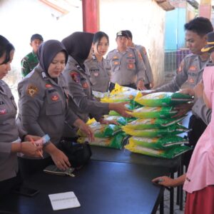 Polres Sumbawa Barat dan Perum Bulog Gelar Bazar Beras Murah di Poto Tano