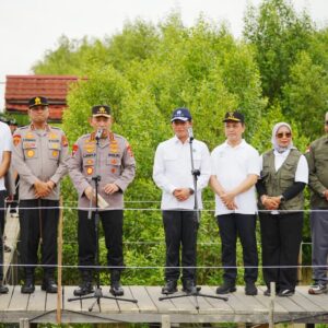 Kapolri dan Menteri LH Tanam Mangrove di Kalbar, Dorong Kepedulian Untuk Lestarikan Lingkungan