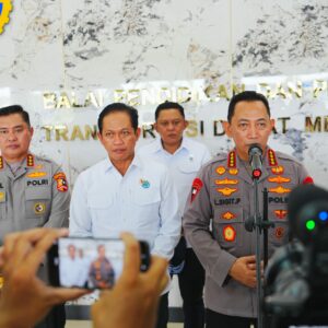 Tinjau Penanganan Karhutla Kalbar, Kapolri Ungkap Titik Api Terus Menurun   Kalbar – Kapolri Jenderal Listyo Sigit Prabowo mengungkapkan bahwa jumlah Hotspot atau titik api kebakaran hutan dan lahan di wilayah Kalimantan Barat (Kalbar) terus mengalami penurunan.   Hal tersebut diungkap Sigit usai mendengarkan paparan langsung  (Karhutla) di Gedung BPPTD, Mempawah, Kalimantan Barat, Jumat (8/8/2025).  Dari hasil paparan, Sigit menyampaikan bahwa, manajemen lintas sektoral di Kalbar sudah berjalan dengan baik terkait penanggulangan karhutla. Laporan yang diterimanya mulai bulan Juni, Juli dan Agustus.   “Kemarin, masih ada Hotspot ada kurang lebih 32 kalau tak salah. Selama dua hari dari kemarin sampai sekarang makin menurun dan modifikasi cuacanya saya lihat juga berhasil. Sehingga ini juga tentu bisa sangat signifikan membantu pemadaman terhadap titik-titik api yang ada,” kata Sigit.   Menurut Sigit, penanganan maupun sejumlah langkah strategis yang dilaksanakan oleh Polri, TNI, BNPB, BMKG, instansi terkait, relawan dan elemen masyarakat, khususnya di Kalbar sudah berjalan baik dan kompak.  “Jadi sudah ada pembagian terkait siapa yang menjadi satgas darat. Kemudian pada saat titik api mulai meningkat maka ada satgas udara yang bekerja dilengkapi dengan Water Bombing dan juga memanfaatkan modifikasi cuaca pada saat ada awan yang kemudian bisa diubah menjadi hujan,” ujar Sigit.   Lebih dalam, Sigit juga menekankan soal adanya edukasi serta sosialisasi kepada masyarakat yang masih membuka lahan dengan cara membakar. Menurutnya, ada sejumlah aturan yang harus diperhatikan apabila memang melakukan hal tersebut.   “Mungkin saya mengimbau karena memang juga masih ada kearifan lokal untuk membuka lahan, tolong untuk aturan yang ada agar dipatuhi. Bagaimana untuk membuka lahan secara kearifan lokal tentunya ada aturan-aturannya, ada garis pembatas kemudian harus diawasi sampai selesai dan tidak ada yang terbakar lagi,” ucap Sigit.   Meski begitu, Sigit berharap, masyarakat dapat diberikan pemahaman atau edukasi soal bahaya membakar untuk membuka lahan. “Ini tentunya menjadi hal-hal yang juga harus diperhatikan. Namun, tentunya imbauan kita adalah sebaiknya membuka lahan tidak perlu dengan membakar,” imbuh Sigit.   Di sisi lain, Sigit meminta seluruh pihak di Kalbar untuk terus menjaga kekompakan serta sinergisitas dalam rangka mencegah kebakaran hutan dan lahan. Mengingat, hal tersebut menjadi atensi dari Presiden Prabowo Subianto.    “Jadi saya ucapkan terima kasih atas kerja keras seluruh tim tergabung dalam satgas karhutla. Karena ini menjadi perhatian dari Bapak Presiden, saya minta untuk tim terus dijaga kekompakannya dipertahankan dan mudah-mudahan kita bisa lampaui waktu sampai dengan akhir Agustus nanti dan kebakaran hutan betul-betul bisa terjaga,” tutup Sigit.