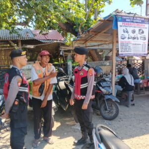 Personel Sat Samapta Polres Lombok Utara Laksanakan Patroli Dialogis Bersama Juru Parkir di Pasar Tanjung