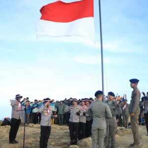 Jelang HUT RI ke-80, Polda Jabar Kibarkan Bendera Merah Putih di Puncak Gunung Ciremai