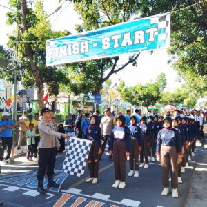 Personel Polsek Bayan Laksanakan Pengamanan Gerak Jalan Tingkat SMP se-Kecamatan Bayan