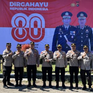 Semarakkan HUT ke-80 RI, Polres Sumbawa Barat Pasang Spanduk Ucapan