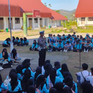 Sat Lantas Polres Lombok Utara Sosialisasikan Tertib Berlalu Lintas kepada Pelajar SMKN 1 Pemenang