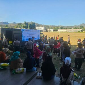 Polres Sumbawa Barat Melaksanakan Gerakan Pangan Murah untuk Masyarakat