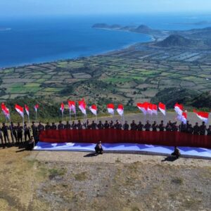 Semarak memperingati HUT ke-80 Kemerdekaan Republik Indonesia, Polres Sumbawa Barat Melaksanakan Pengibaran Bendera Merah Putih di Puncak Mantar