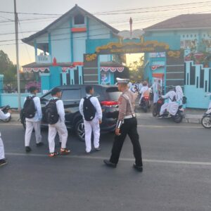 Sat Lantas Polres Bima Kota Laksanakan Strong Point, Bantu Pejalan Kaki dan Anak Sekolah Menyeberang Jalan