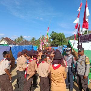Bhabinkamtibmas Desa Seloto Monitoring Kegiatan Jambore Pramuka Kwartir Cabang Taliwang di Lapangan Seloto
