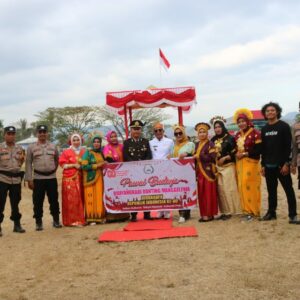 Bhayangkari Ranting Manggelewa Beri Warna di Pawai Budaya & Upacara Penurunan Bendera HUT RI ke-80