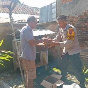 Bhabinkamtibmas Berikan Bantuan Bibit Ternak Bebek, Dorong Kemandirian Ekonomi Warga