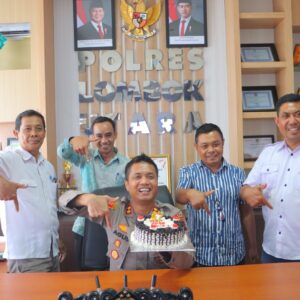 Jaga Soliditas dan Kekeluargaan, Anggota Polres Lombok Utara Rayakan Ulang Tahun Kapolres Secara Sederhana