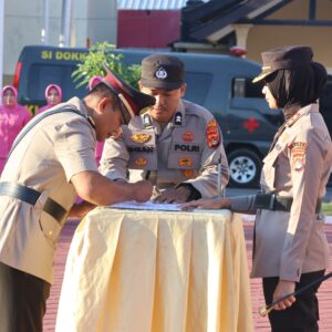 Kapolres Sumbawa Pimpin Upacara Serah Terima Jabatan Kabag SDM dan Kapolsek Alas Barat