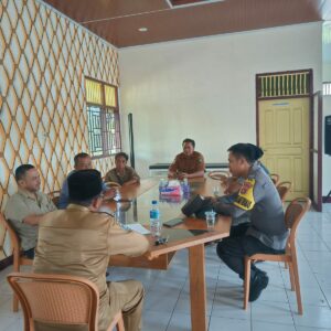 Bhabinkamtibmas bersama pemerintah desa bersinergi melaksanakan kegiatan sosialisasi pencegahan TPPO