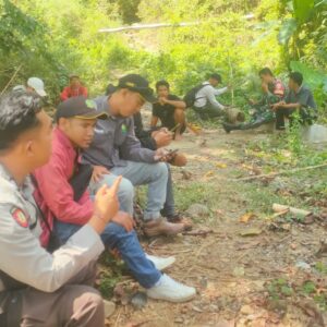 BHABINKAMTIBMAS DESA SEMINAR SALIT DAMPAINGI POLHUT LAKUKAN KROSSING LAHAN DI DUSUN BATU MELIK