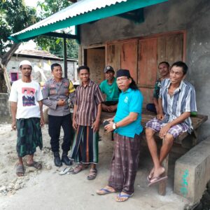 Pererat Silaturahmi dan Jaga Kamtibmas, Bhabinkamtibmas Desa Hu’u Sambangi Tokoh Masyarakat di Dusun Sigi