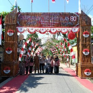 BHABINKAMTIBMAS DESA SERMONG DAMPINGI TIM PENILAI LOMBA GAPURA TINGKAT KABUPATEN SUMBAWA BARAT