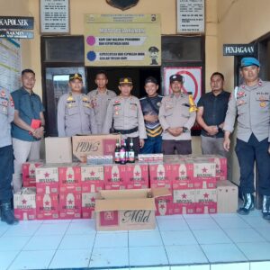 Polsek Empang Gelar Razia Miras, Amankan Ratusan Botol Minuman Keras dan Rokok Ilegal
