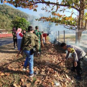 Kebersamaan dalam Aksi: Gotong Royong Wujud Sinergi Antara Bhabinkamtibmas, Babinsa, Agen PDPGR dan Masyarakat Pakirum