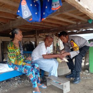 Bhabinkamtibmas Berikan Bantuan Bibit Ternak Bebek kepada pasangan Lansia