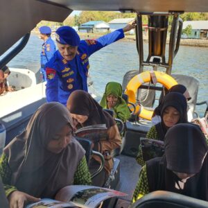 Sat Polairud Polres Sumbawa Gelar Poliklinik dan Perpustakaan Terapung, Sasar Warga Pesisir