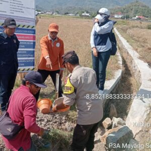 Bhabinkamtibmas Desa Beru Hadiri Peletakan Batu Pertama Pembangunan Irigasi Jalan Usaha Tani di Dusun Pisak