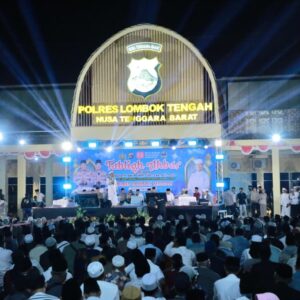 Ribuan Masyarakat Padati Tabligh Akbar Ustadz Das’ad Latif di Polres Loteng.