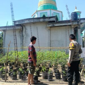 Bhabinkamtibmas Arjangka Sambangi Warga, Dorong Ketahanan Pangan dan Jaga Kamtibmas