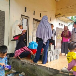 Bhabinkamtibmas Kelurahan Sasake Kawal Pendistribusian Makanan Bergizi Gratis