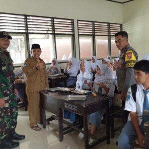 Bhabinkamtibmas dan Babinsa Desa Bujak Kawal Ketat Distribusi 3.064 Porsi Makanan Bergizi Gratis untuk Pelajar.