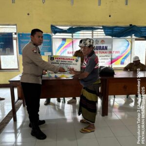 Bhabinkamtibmas Desa Janapria AIPDA Lalu Suharta Kawal Penyaluran BLT-DD di Desa Janapria
