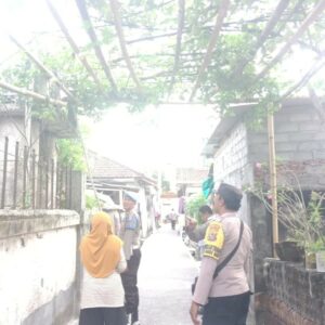 Polsek Kediri Dorong Warga Ombe Baru Manfaatkan Lahan Kosong untuk Ketahanan Pangan