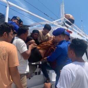 Sat Polairud Polres Dompu Evakuasi Ibu Hamil yang Hendak Melahirkan di Atas Kapal Wisata