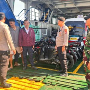 ‎Personel Kawasan Pelabuhan Laut Tano bersama tni bersinergi laksanakan pemantauan Situasi di Pelabuhan Laut Tano