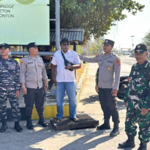 Personel Gabungan TNI-Polri Gelar Pengecekan Situasi di Pelabuhan Laut Tano