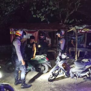 Patroli Dini Hari Polres Lombok Barat Jaga Kamtibmas di Desa Lelede Kediri