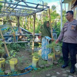 Bhabinkamtibmas Desa Senggigi Edukasi Warga soal Pertanian Rumah Tangga