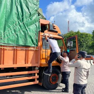 Polsek Lembar Perketat Pengamanan Bongkaran KM DLN Batulayar di Pelabuhan Nusantara Satu
