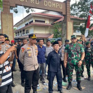 Kapolres Dompu Terjunkan 300 Personel, Amankan Aksi unjukrasa Kelompok AMRD di Kantor DPRD