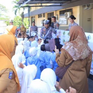 Polres sumbawa barat Peekenalkan lingkungan dan tugas tugas kepolisian sejak dini