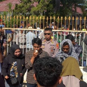 Kapolres Bima AKBP Eko Sutomo S.I.K.,M.I.K., Terjun Langsung Mengamankan Aksi Demonstrasi di Gedung DPRD Kabupaten Bima