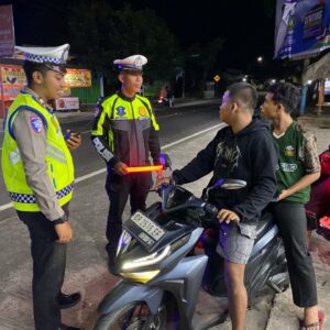 Sat Lantas Polres Lombok Utara Laksanakan Patroli Blue Light dan Pengaturan Arus Lalu Lintas